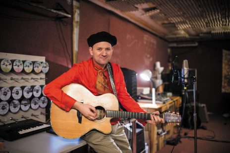 Andri Krämer with his guitare